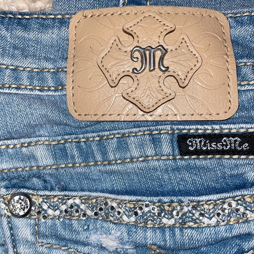 Miss Me Signature Crop Distressed Light Wash Low-Rise Size 29 - Picture 9 of 15